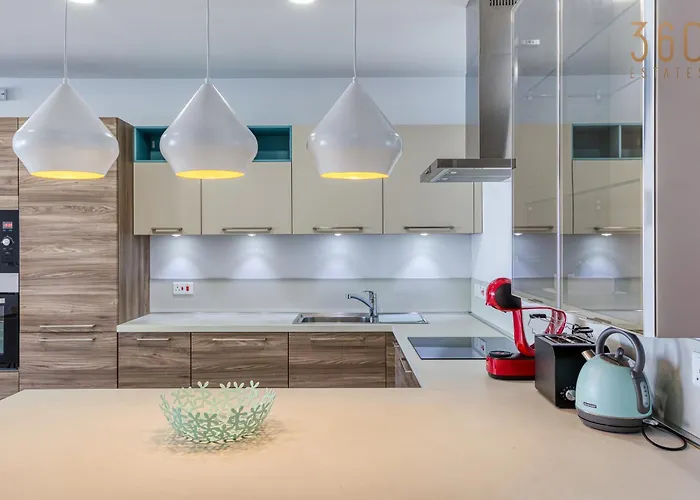 Stunning 3br Just Off The Promenade By 360 Estates *